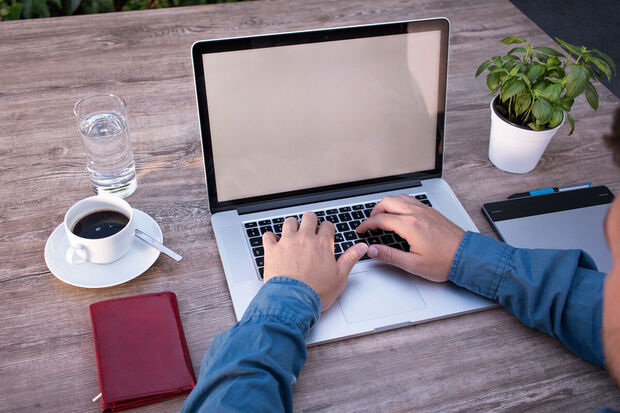 Person mit Laptop