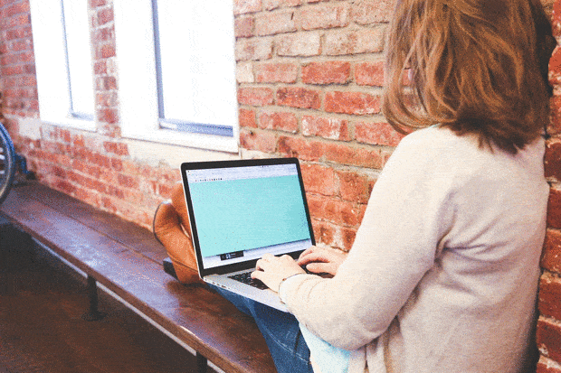 Person mit Laptop