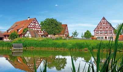 See in Uffenheim vor Fachwerkhäusern