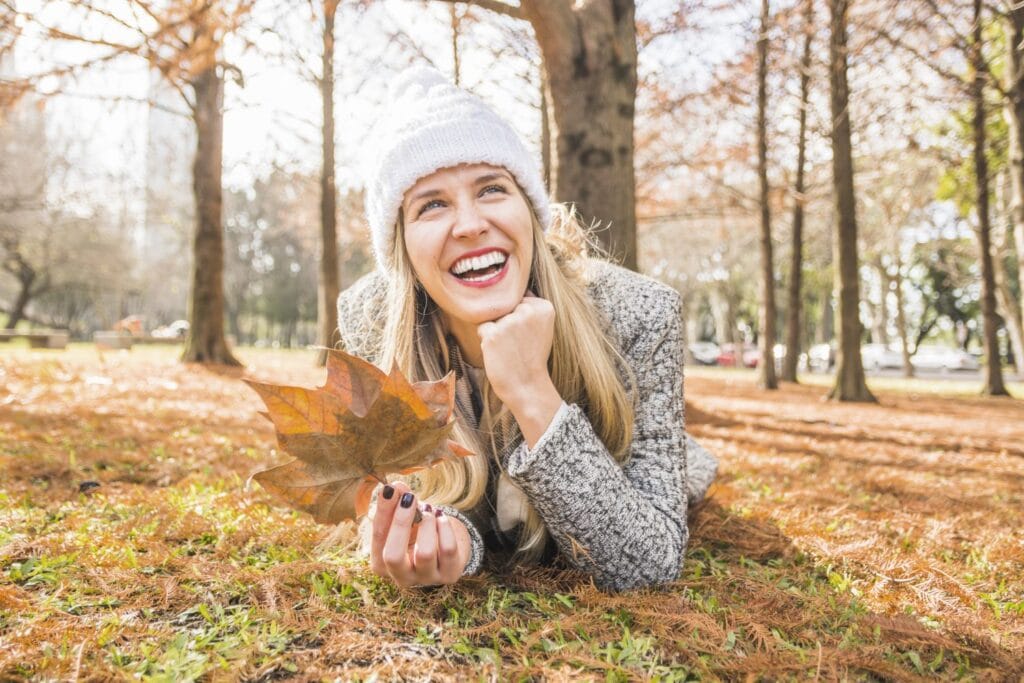 Frau mit Herbst Laub