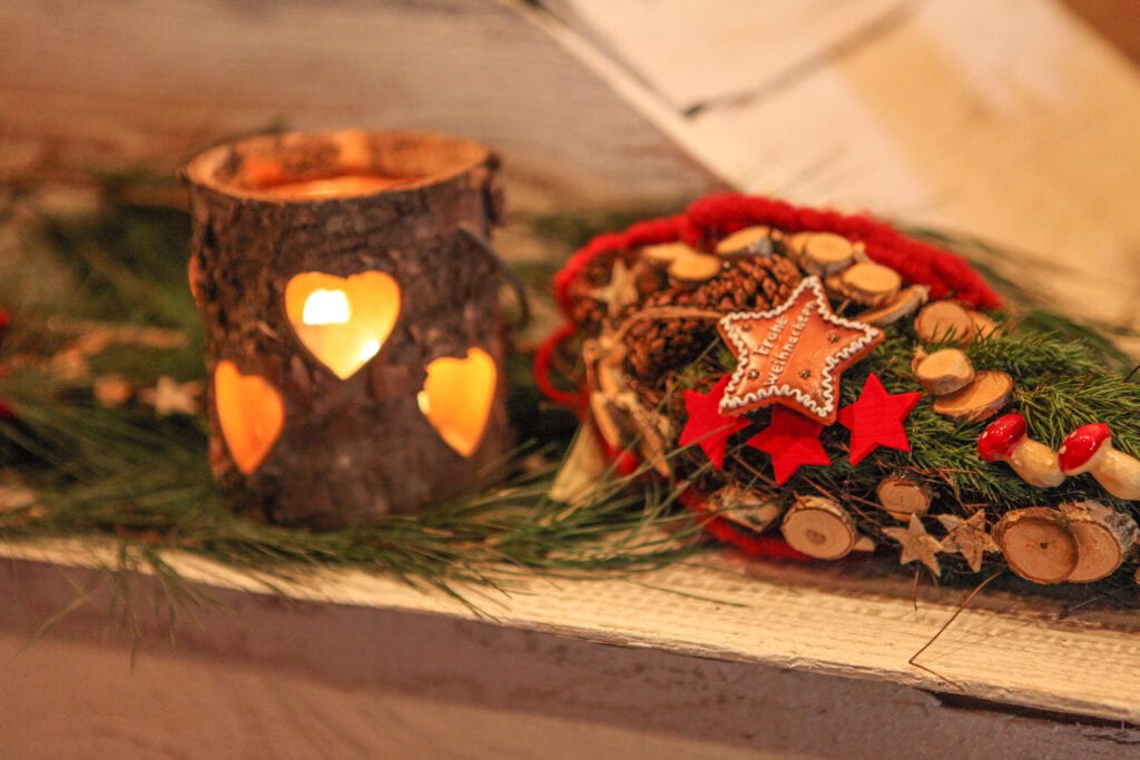 Weihnachtsdeko Kerze und Tannenzweig