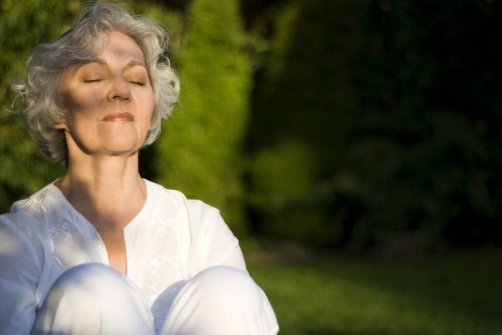 Frau erholt sich in der abendlichen Sonne