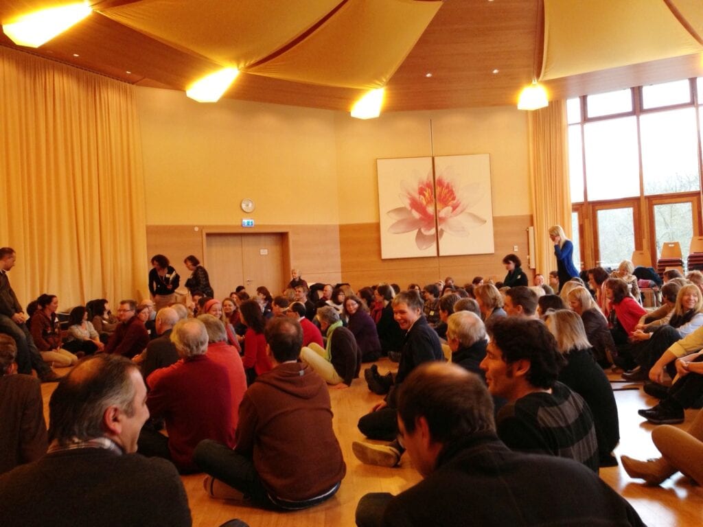 Menschenansammlung in Meditationsraum