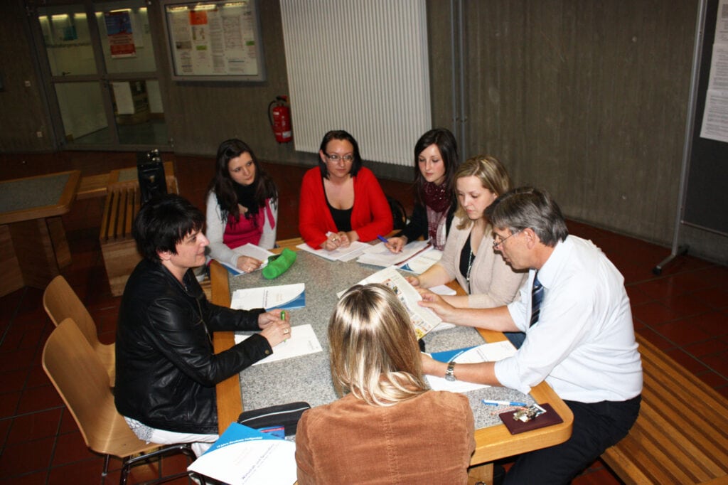 Das Bild zeigt die Leiterin der Akademie Heiligenfeld Anita Schmitt und Prof. Wolfgang Vieweg von der FH Schweinfurt zusammen mit den Studentinnen Eugenia Igumnova, Irene Kistner, Lisa Abelshauser, Natalia Schulz und Sonja Knauer.