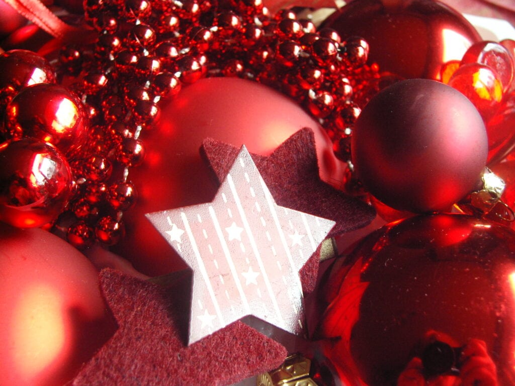Weihnachtsdeko Stern und Christbaumkugeln