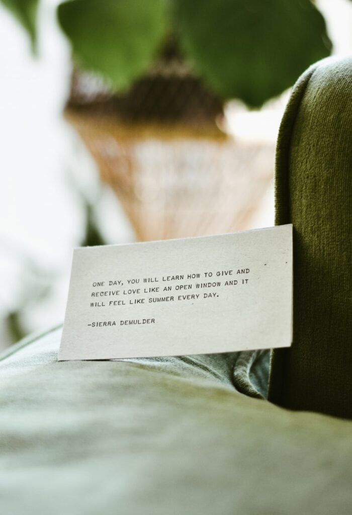 Zettel auf grünen Sofa auf dem ein Zitat steht