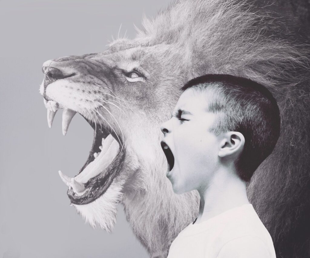 Kind schreit wie der Löwe im Hintergrund