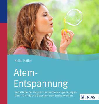 Frau bläst Seifenblase