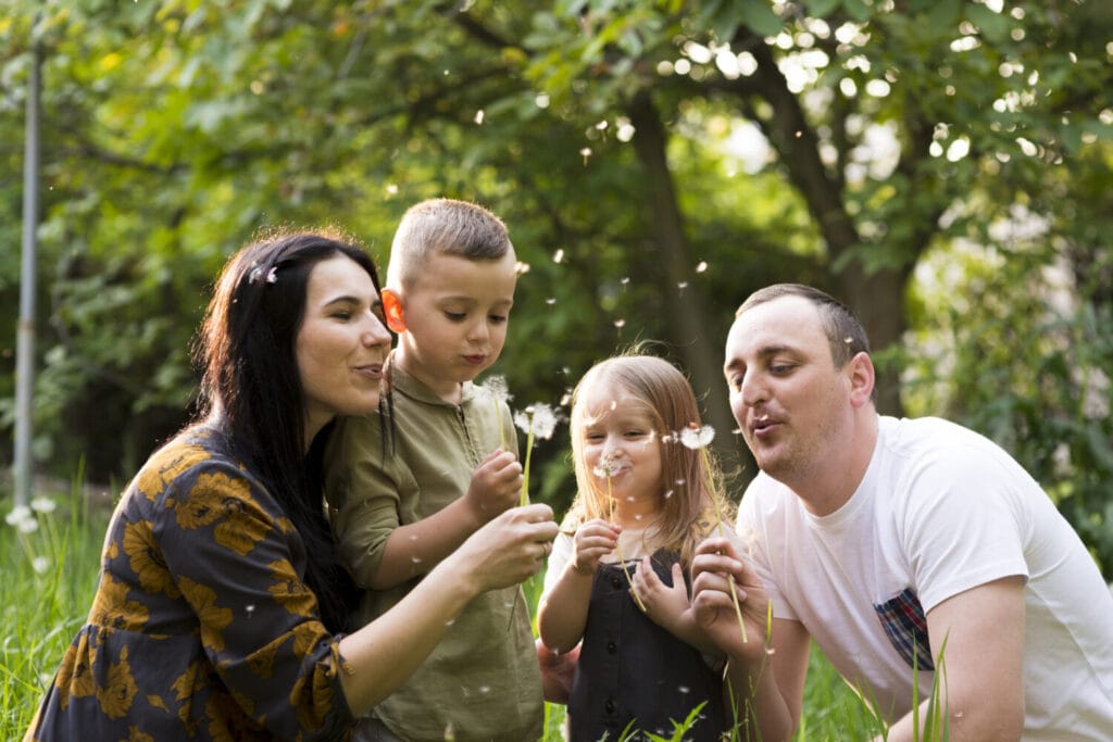 Familie pustet Pusteblume