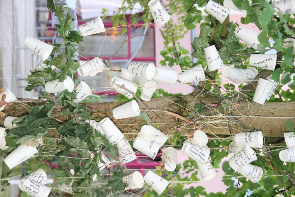 Beschriftete Pappbecher in Baum