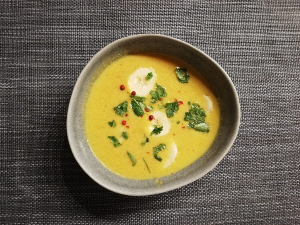 Chilli-Bananensuppe in der Schüssel