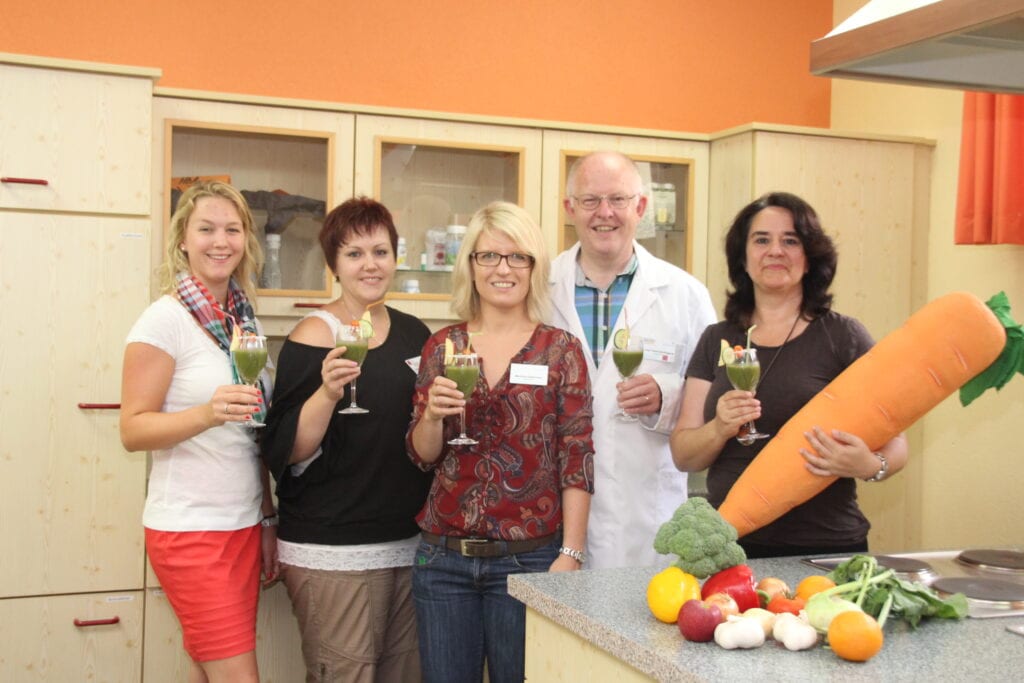 Personen halten gesunden Smoothie