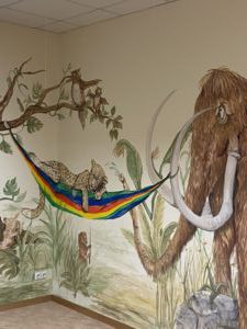 Wandgemälde im Kinderraum mit dem Thema Safari