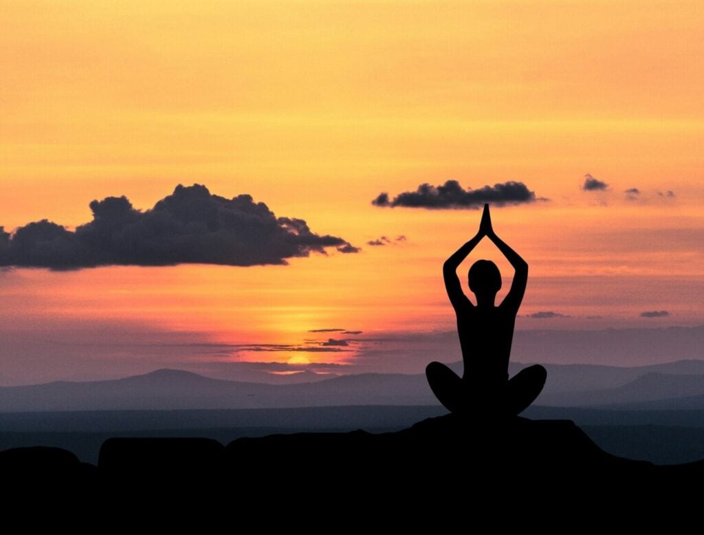 Meditation auf dem Berg vor dem Sonnenuntergang