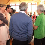 Gruppen von Menschen die sich Unterhalten