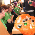 Personen die etwas Trinken versuchen