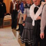 Menschen betrachten gemaltes Bild
