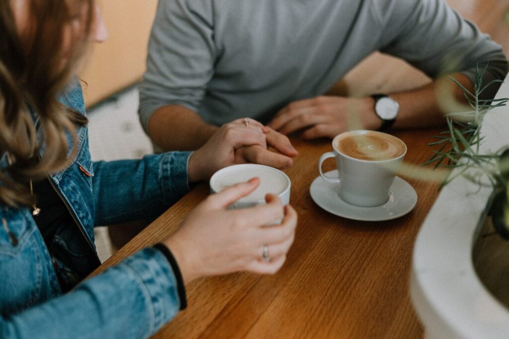 Zwei Personen trinken einen Kaffee