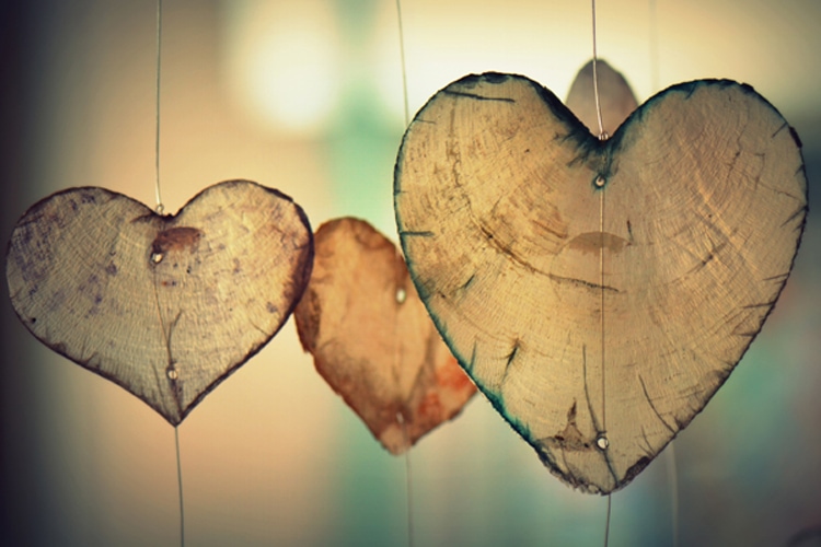 Drei Herzen aus Holz