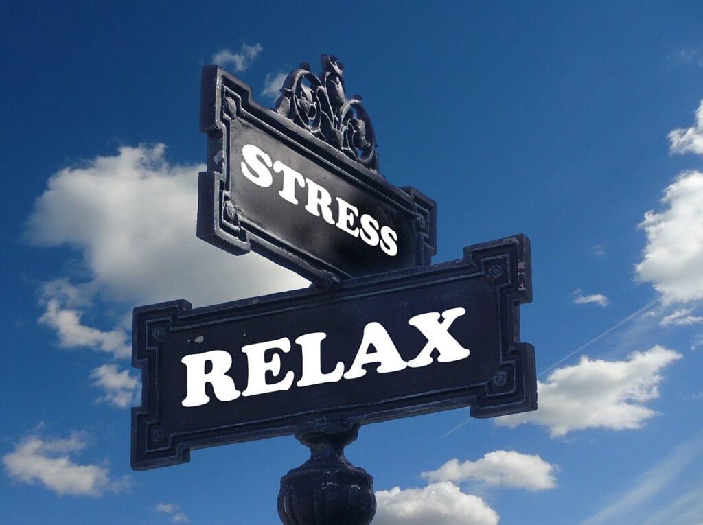 Schild mit Stress und Relax