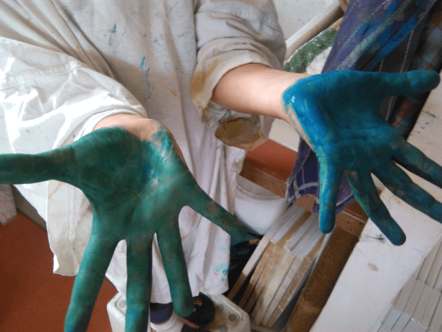 Blau gefärbte Hände