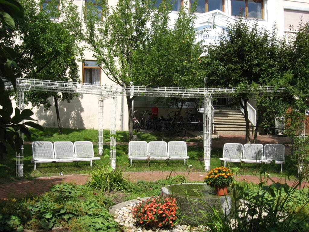 Brunnen vor dem Klinikgebäude