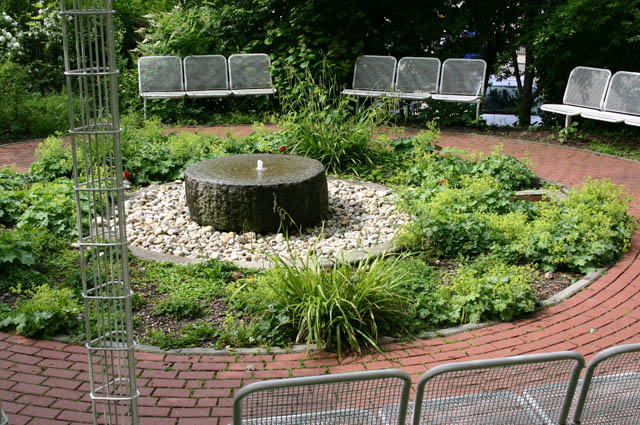 Sitzkreis um Springbrunnen