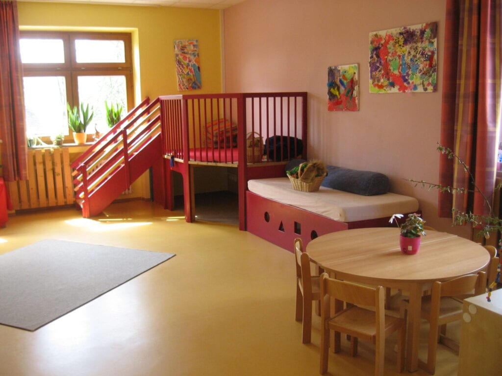 Therapieraum für Kinder mit einem Kindertisch und einem Podest
