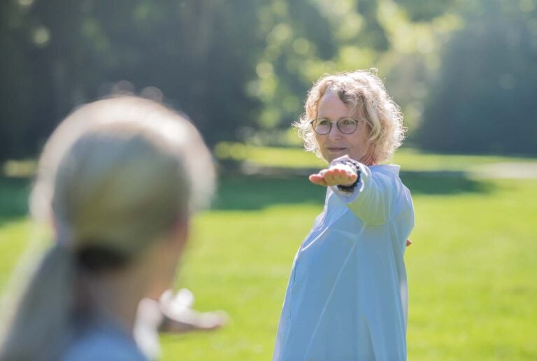 Zwei Frauen in der Natur