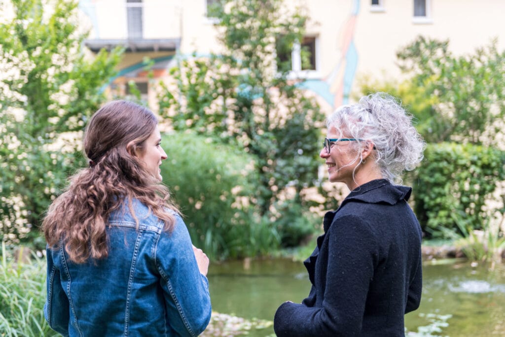 Zwei Frauen unterhalten sich am Fluss