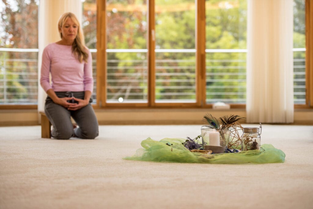 In sich gekehrte Frau im Meditationsraum