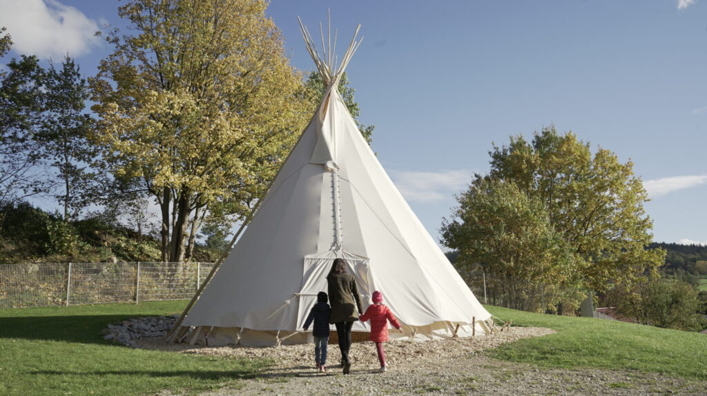 Tipi in der Außenanlage