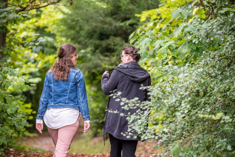 Zwei Frauen gehen im Wald spazieren