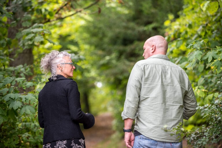 Zwei Personen gehen in der Natur Spazieren