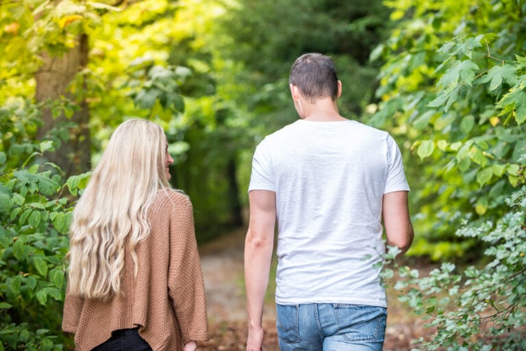 Mann und Frau die im Wald spazieren