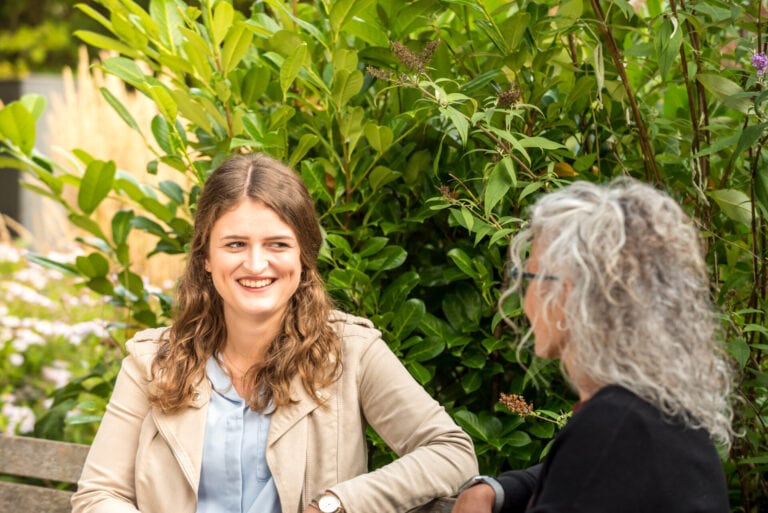 Glückliche Frau schaut eine andere an