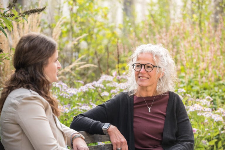 Unterhaltung zweier Frauen in der Natur