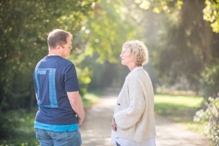 Zwei Personen die sich im Park unterhalten