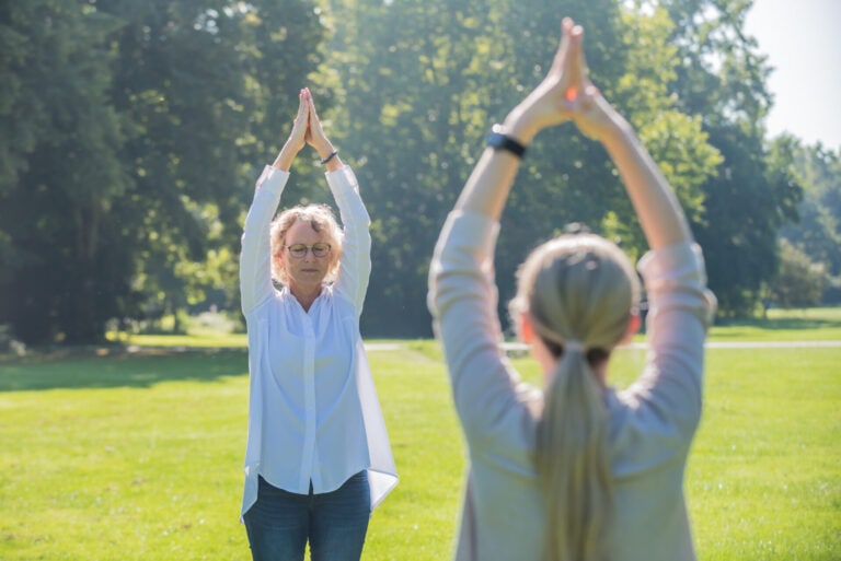 Zwei Frauen machen Übungen im Park