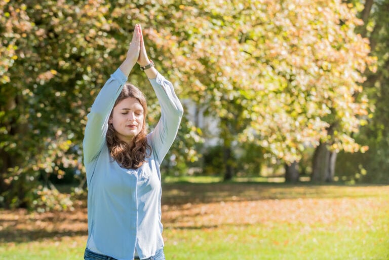 Eine Frau macht Übungen im Park