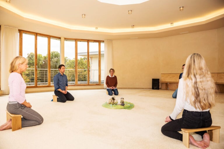 Fünf Personen im Meditationskreis