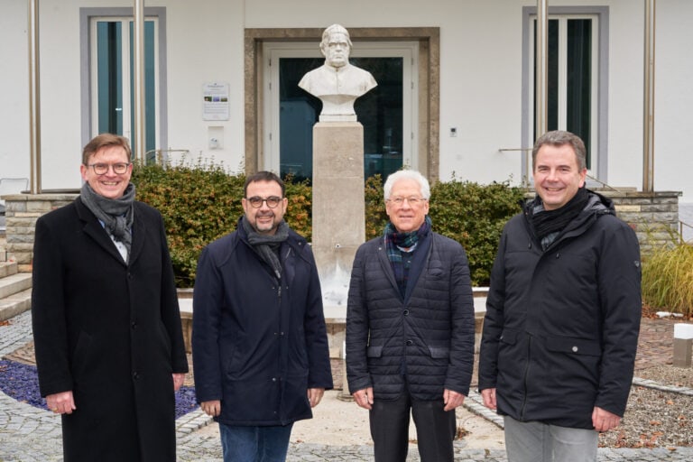 Stephan Greb, Geschäftsführer Heiligenfeld, Klaus Holetschek, Staatsminister für Gesund und Pflege, Bayern Dieter Glass, Geschäftsführer Glass GmbH (Inhaberin Immobilie) Stefan Welzel, Bürgermeister Bad Wörishofen