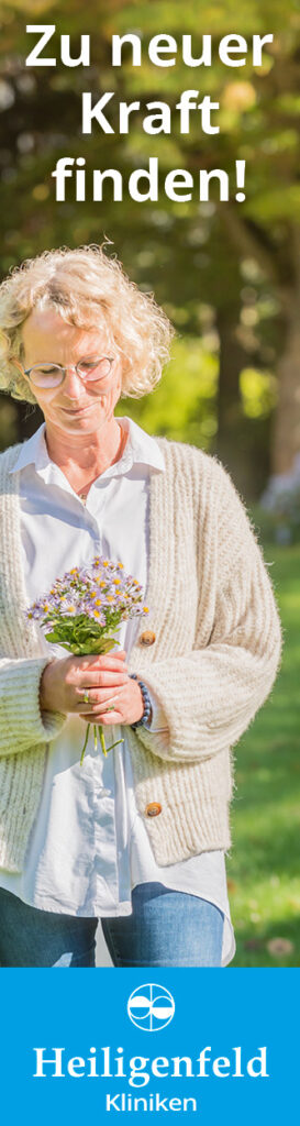 Frau trägt einen Blumenstrauß