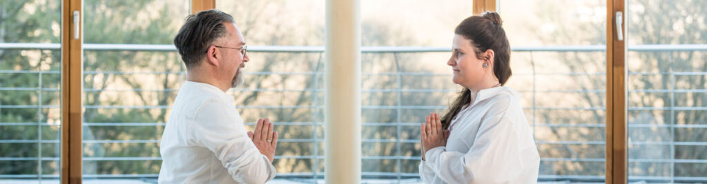 zwei meditierende Menschen