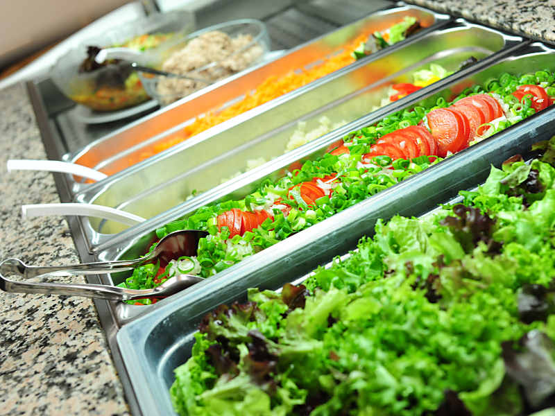 Salatbuffet mit verschiedenem Gemüse in der Salattheke