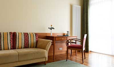 Stuhl, Tisch und Sofa in Zimmer Bad Wörishofen