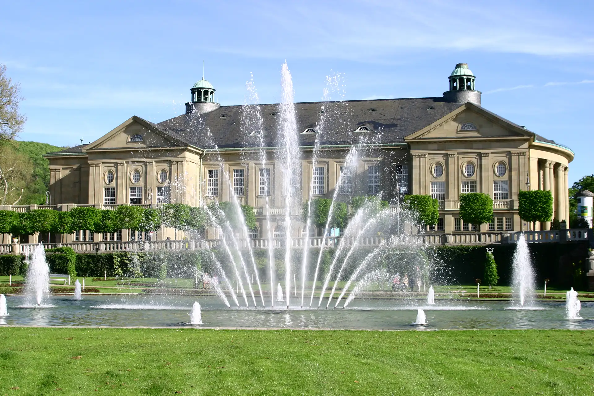 Praechtiges Gebaeude mit Springbrunnen und gepflegten Gaerten in Bad Kissingen.