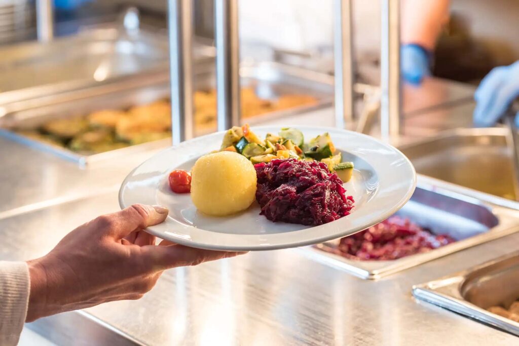 Frischer Gemüseteller mit Knödel und Rotkohl in der Kantine.
