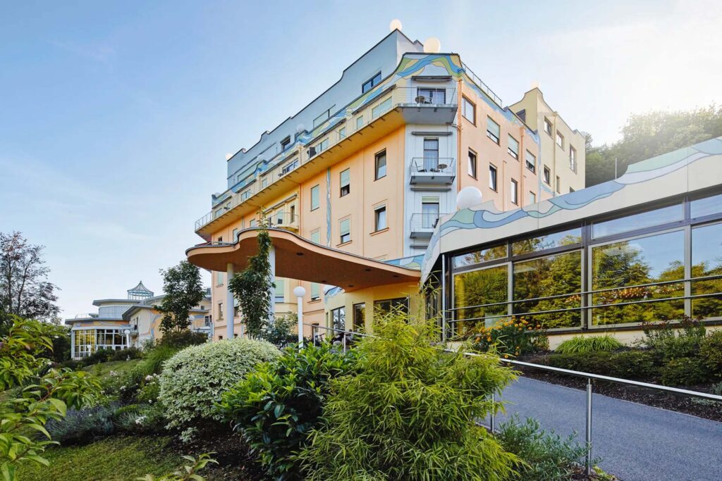 Modernes Gebäude mit Gartenanlage und Rampe, Eingangsbereich einer medizinischen Einrichtung.