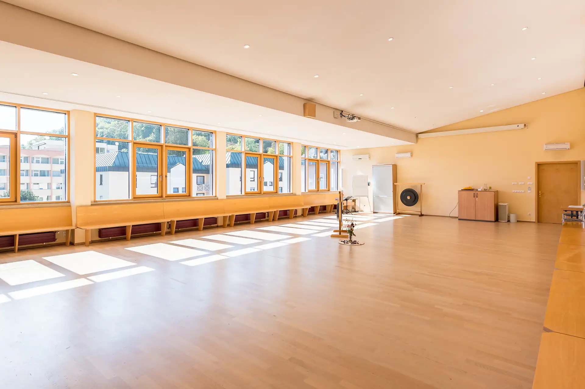 Heller Seminarraum mit großen Fenstern und viel natuerlichem Licht.